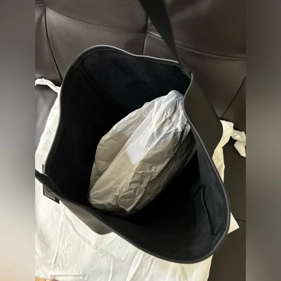 New the row Large N/S Park Tote Bag in Leather - Picture 6 of 6